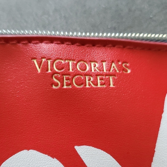 Victoria’s Secret Red XOXO Wristlet Zip Pouch NWOT - Picture 3 of 6